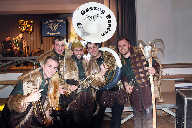 An der Jubiläumsparty des Gaszugs Randen stellt der Gastgeber die neue Wikingeruniform vor. Auf dem Bild sind es die Aktiven Manuel ...