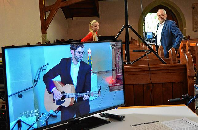 Bei der Probe für den Auftritt: Pfarrer Tibor Nagy auf dem Bildschirm, Sängerin Linda Staerke und Lektor Uwe Priebe.