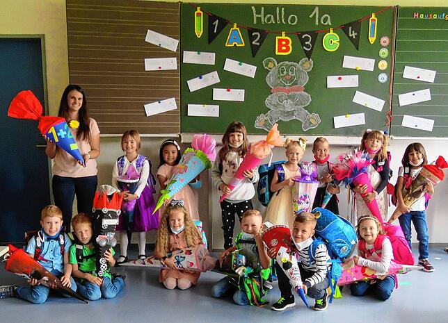 16 Kinder (drei Kinder fehlen infolge von Krankheit) der Klasse 1a der Grundschule Geisingen mit Klassenlehrerin Marina Ellenberger.