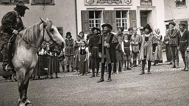 Das Freilufttheater &bdquo;Als Stühlingen Stadt ward&ldquo; von Friedrich Singer aus Baden-Baden auf dem Rathausplatz am 30. Juli 1950 ...