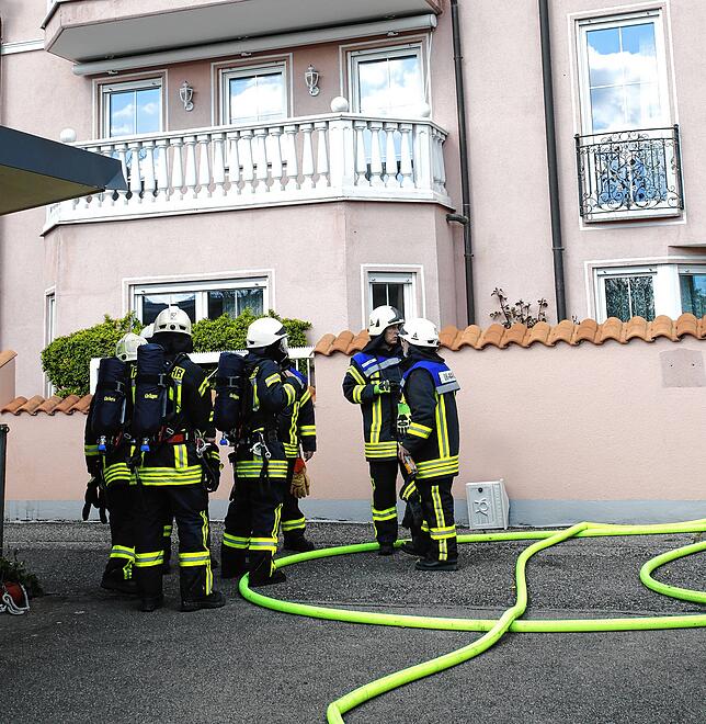 Feuerwehrleute mussten auch Atemschutzgerät anlegen.
