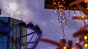 Besucher des Europa-Parks fahren mit der weihnachtlich beleuchteten Achterbahn &bdquo;Euro-Mir&ldquo;.