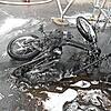Das verkohlte Mofa liegt neben dem Fahrradunterstand. Die Schaffhauser Polizei hält Brandstiftung für wahrscheinlich.