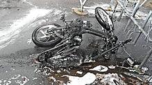 Das verkohlte Mofa liegt neben dem Fahrradunterstand. Die Schaffhauser Polizei hält Brandstiftung für wahrscheinlich.