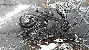 Das verkohlte Mofa liegt neben dem Fahrradunterstand. Die Schaffhauser Polizei hält Brandstiftung für wahrscheinlich.