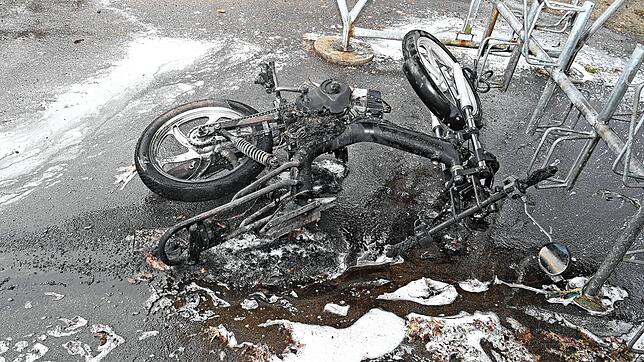 Das verkohlte Mofa liegt neben dem Fahrradunterstand. Die Schaffhauser Polizei hält Brandstiftung für wahrscheinlich.