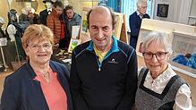 Organisator Bernhard Fleig mit den beiden Tennenbronner Künstlerinnen Christel Götz (links) und Getrud Kirsch. Bild: heimathaus