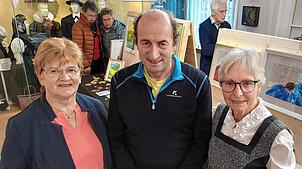 Organisator Bernhard Fleig mit den beiden Tennenbronner Künstlerinnen Christel Götz (links) und Getrud Kirsch. Bild: heimathaus