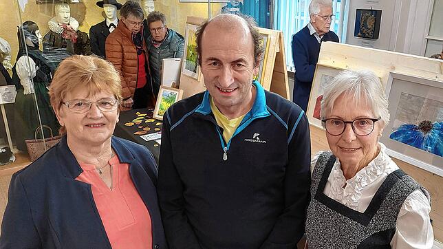 Organisator Bernhard Fleig mit den beiden Tennenbronner Künstlerinnen Christel Götz (links) und Getrud Kirsch. Bild: heimathaus
