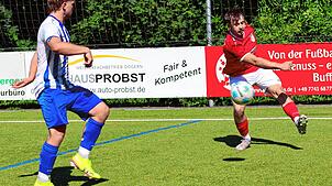 Basis zum Aufstieg: Der zweifache Torschütze Lukas Frei (rechts) vom SV Eschbach setzt sich gegen Dominik Pieper von der SG ...
