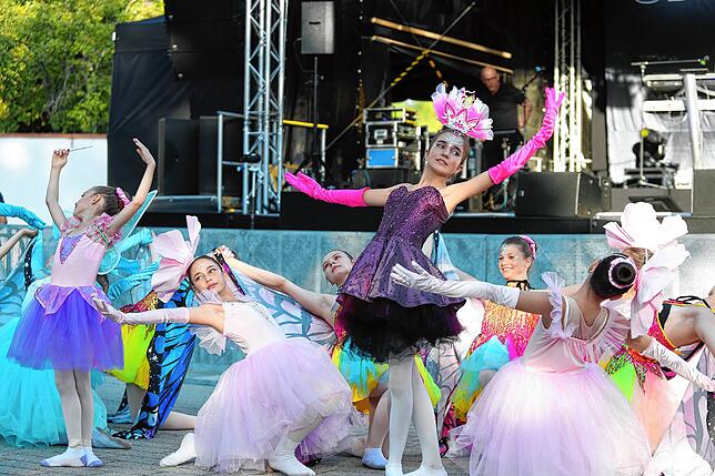 Die Gruppe der Tanzschule „Palais de la Danse“ sorgt mit einer tollen Ballettaufführung für eine farbenfrohe Abwechslung.