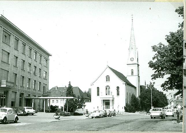 An der Kirche St. Peter und Paul und am Rathaus (links) vorbei hätte die Ekkehardstraße auf Stelzen fortgeführt werden sollen, also etwa ...