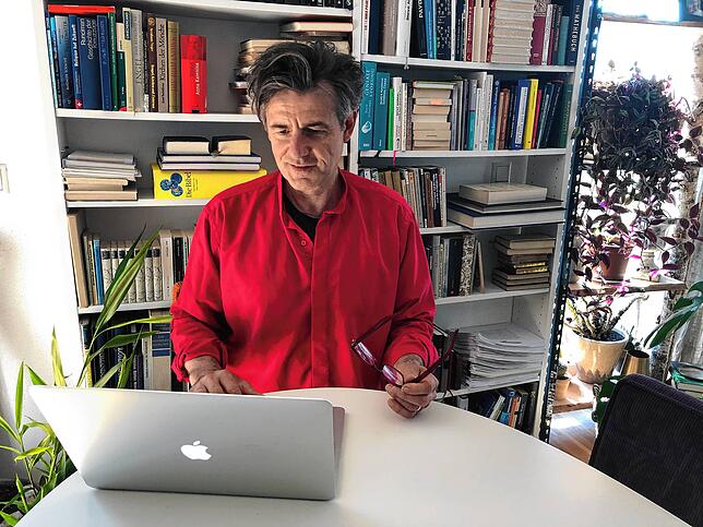 Der Friseur Stefan Wallenstein sitzt bei sich zu Hause am Computer. „Momentan bedeutet Home Office für mich, meinen Kunden gute ...
