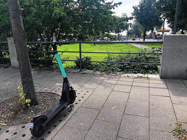 In der Innenstadt, hier an der Karlstraße oberhalb des Uferparks, ist es leichter, einen geeigneten Ort zum Abstellen der Elektro-Roller ...