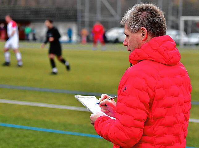 Aufmerksam: Als Beobachter seiner jungen Schiedsrichter-Kollegen hat Uwe Seifert am Spielfeldrand das Geschehen genauso im Visier, wie ...