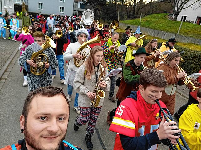 Viel Musik beim Hemdglonkerumzug in Rechberg. Unser Reporter Nico Talenta mitten drin.
