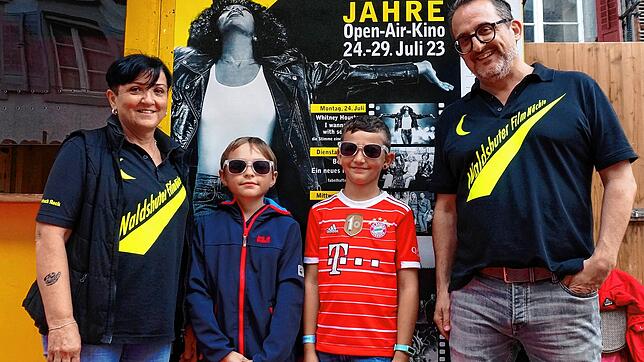 Margarete Lenz und Thomas Wartner vom Organisationsteam des W+F blicken auf die Filmnächte zurück, in ihrer Mitte Milo (links) und ...