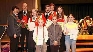 Ehrende und Geehrte: Vizepräsidentin Alexandra Götz, Joachim Müller (von links) und die Vereinsvorsitzende Nicole Schneider (hinten, ...
