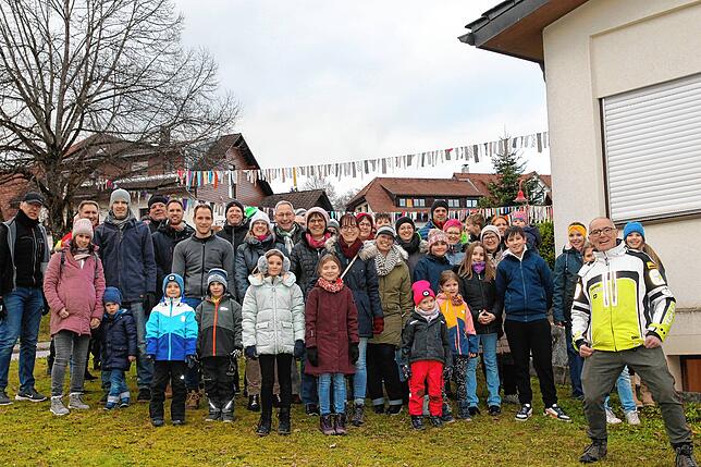 Narrenkapitän Martin Siebold (rechts) freut sich mit den Baumstellern auf die Fasnacht 2025.