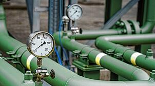 Messinsturmente zeigen den Leitungsdruck von Rohrleitungen des Gaspeichers der Stadtwerke Kiel an.