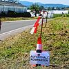 Schilder am Straßenrand auf der Reichenau lotsen Drehteam und Komparsen an den richtigen Ort. Aktuell werden dort Szenen für die neunte ...