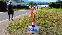 Schilder am Straßenrand auf der Reichenau lotsen Drehteam und Komparsen an den richtigen Ort. Aktuell werden dort Szenen für die neunte ...