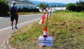Schilder am Straßenrand auf der Reichenau lotsen Drehteam und Komparsen an den richtigen Ort. Aktuell werden dort Szenen für die neunte ...