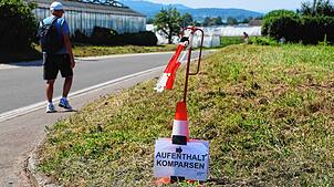 Schilder am Straßenrand auf der Reichenau lotsen Drehteam und Komparsen an den richtigen Ort. Aktuell werden dort Szenen für die neunte ...
