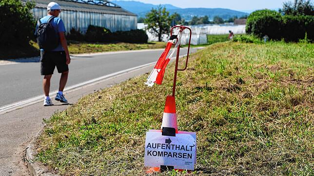 Schilder am Straßenrand auf der Reichenau lotsen Drehteam und Komparsen an den richtigen Ort. Aktuell werden dort Szenen für die neunte ...