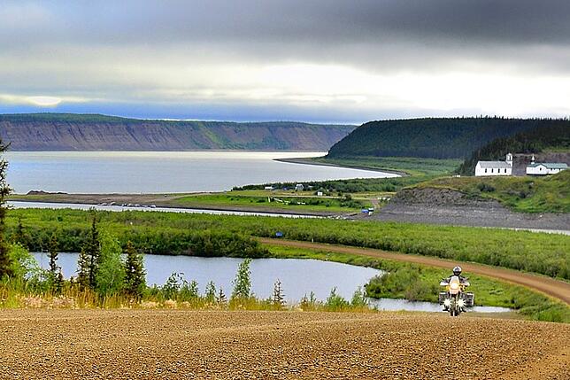 Eine echte Herausforderung für Motorradfahrer ist die legendäre Schotterpiste des Dempster-Highways.