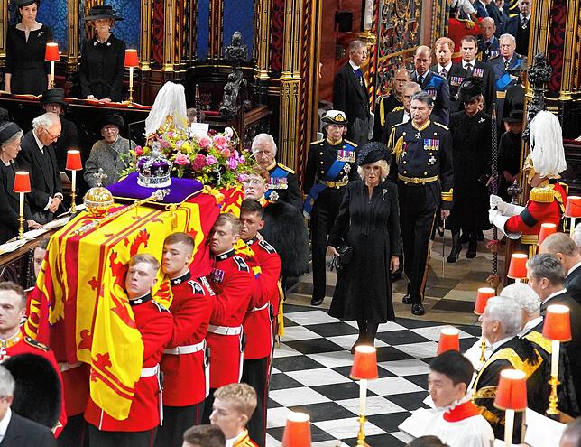 Der Sarg von Königin Elizabeth II. wird in die Westminster Abbey getragen, gefolgt von König Charles III., Königsgemahlin Camilla, Anne, ...