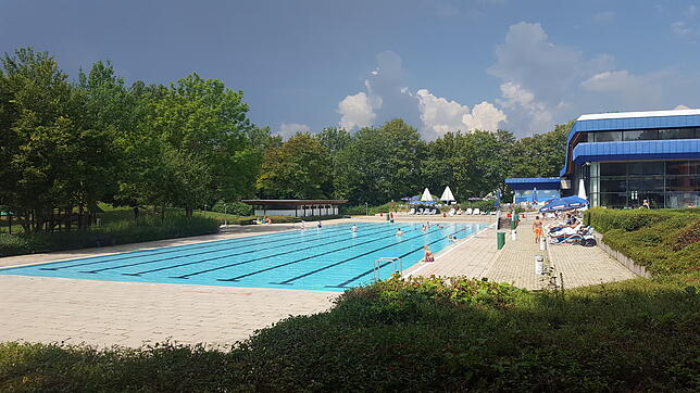 Das Minara in Bad Dürrheim wird 2019 saniert. Trotzdem macht das Baden hier Spaß.