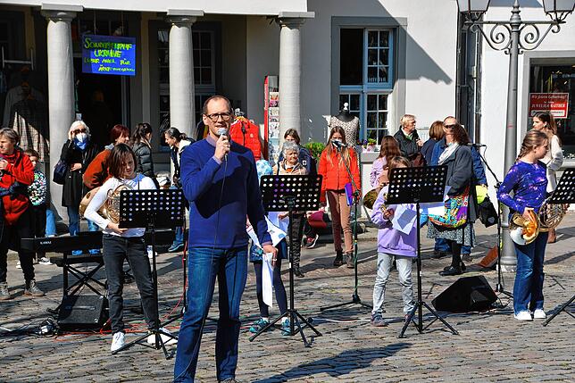 Christoph Maaß, Leiter der Jugendmusikschule, hatte das Programm der weit über 50 Teilnehmer organisiert und führte durch das ...