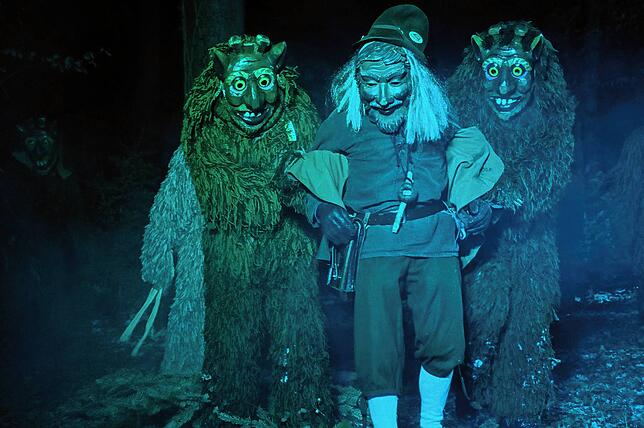 Am Ende nehmen die Waldgeister den erweckten Hasle Maa mit in den Wald.