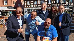 Und los geht‘s mit dem Gastspiel der Marktschreier vom Hamburger Fischmarkt auf dem Schwenninger Muslenplatz: Auftakt mit (von links) OB ...