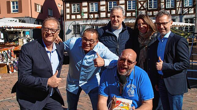 Und los geht‘s mit dem Gastspiel der Marktschreier vom Hamburger Fischmarkt auf dem Schwenninger Muslenplatz: Auftakt mit (von links) OB ...