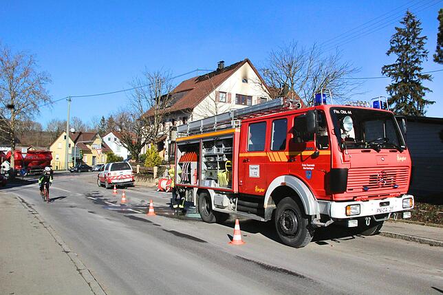 Am Tag nach dem Brand sind noch zwei Fahrzeuge vor Ort um letzte Brandnester im Dach zu beseitigen.