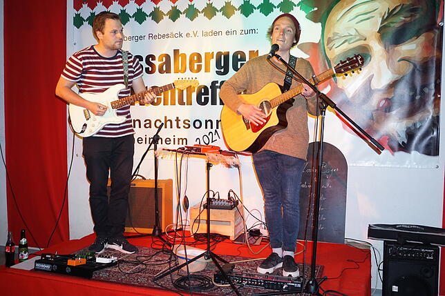 Hören: In der Zunftstube der Küssaberger Rebesäck trat der Musiker Florian Boger zusammen mit Robin Leute auf. Bilder: Tina Prause