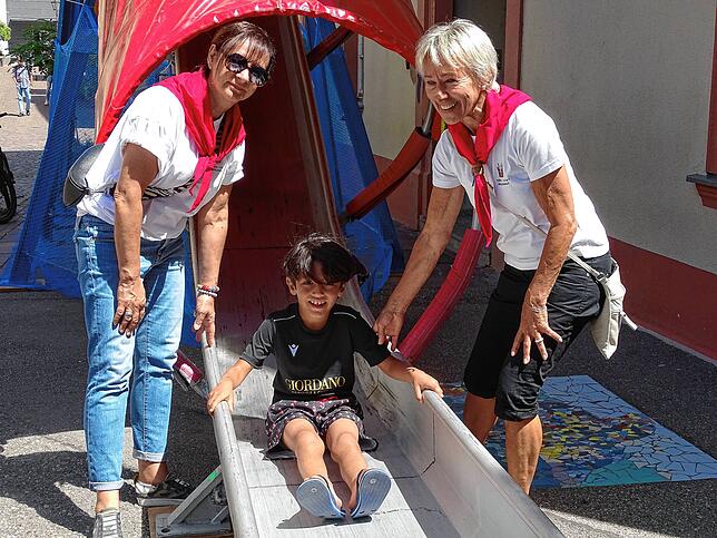Spaß hatte Antonio (7) auf der Rutsche der Narrozunft, links Inka Kircher, rechts Rita Amrein.