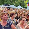 Das überwiegend weibliche Publikum auf dem Rathausplatz in Bad Dürrheim ist vom Auftritt des deutschen Popsängers total hingerissen. ...