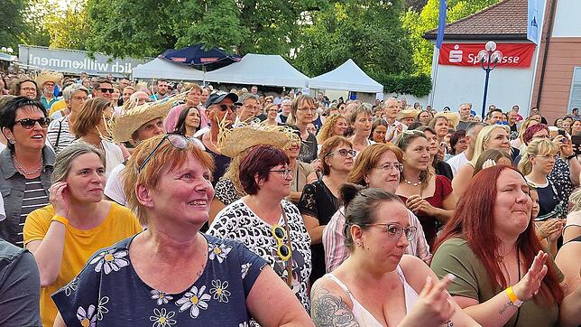 Das überwiegend weibliche Publikum auf dem Rathausplatz in Bad Dürrheim ist vom Auftritt des deutschen Popsängers total hingerissen. ...