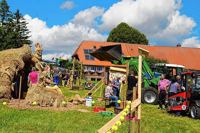 Bild 11: Aufbauarbeiten zum 11. Höchenschwander Strohskulpturen-Wettbewerb mit Bauernmarkt in Höchenschwand