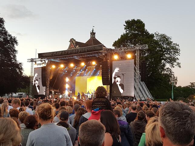 Michi, hier auf den Bildschirmen links und rechts der Bühne groß zu sehen, animiert die Fans.