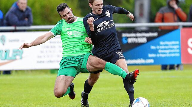 Das Schwarzwald-Derby zwischen dem FC Gutmadingen und FC Furtwangen endete 1:1. Der Furtwanger Johannes Wehrle (links) und Lukas ...