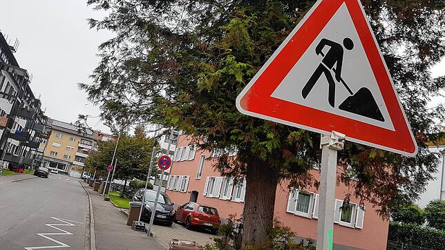 Kein Parkplatz mehr am Straßenrand, aber auch noch kein Bus. Erst ab 13. Dezember soll die Linie 6 durch die Klingenbergstraße geführt ...