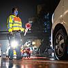 Ein Polizeibeamter winkt bei einer Verkehrskontrolle zur Einhaltung der coronabedingten Ausgangsbeschränkungen im Südwesten ein Auto ...