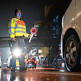 Ein Polizeibeamter winkt bei einer Verkehrskontrolle zur Einhaltung der coronabedingten Ausgangsbeschränkungen im Südwesten ein Auto ...