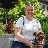 Sind schon sehr vertraut miteinander: Frauchen Susanne Rosmislowsky und Hund Odie sitzen gemeinsam auf einer Bank im sonnigen Villingen. ...