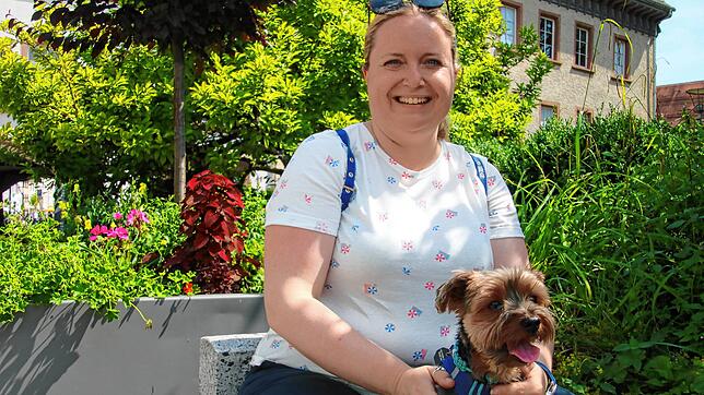 Sind schon sehr vertraut miteinander: Frauchen Susanne Rosmislowsky und Hund Odie sitzen gemeinsam auf einer Bank im sonnigen Villingen. ...