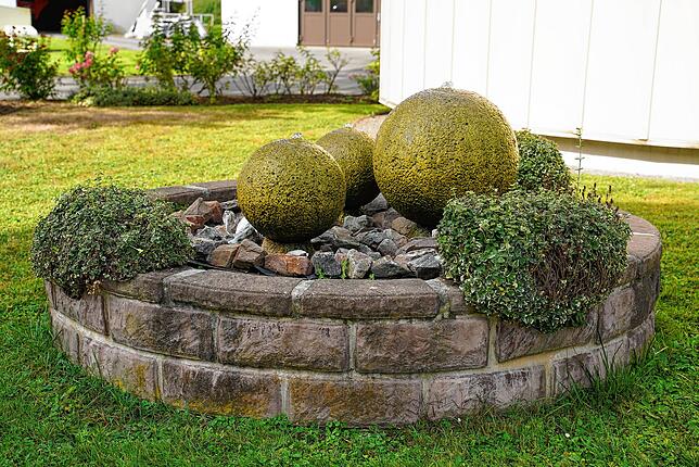 Dieser Brunnen auf dem Gelände der Kläranlage symbolisiert die drei Gemeinden, die die Anlage 1963 ins Leben gerufen haben &ndash; ...
